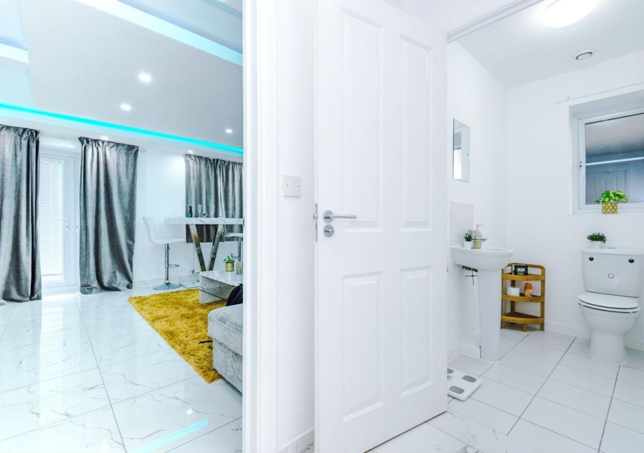 Luxury 3 Bedroom House Close To Manchester Center Екстериор снимка